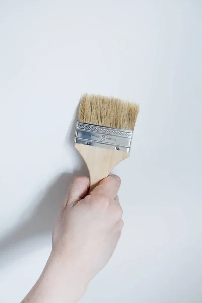 A fehér falon a házban festészet festőművész — Stock Fotó