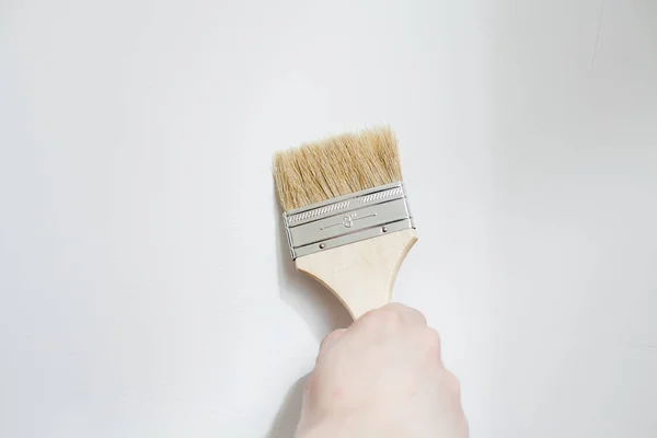 Pintor pintando la pared blanca en casa — Foto de Stock
