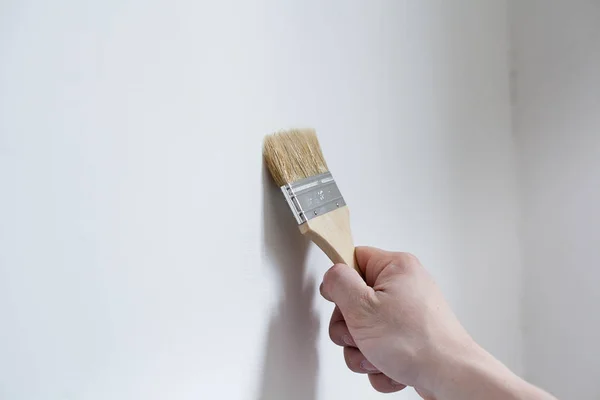 Malarz obraz biała ściana w domu — Zdjęcie stockowe