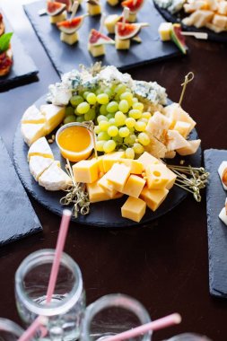 Peynir tabağı: Emmental, Camembert peyniri, mavi peynir üzüm ile