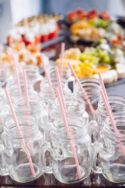 bir ziyafet masada boş kavanoz