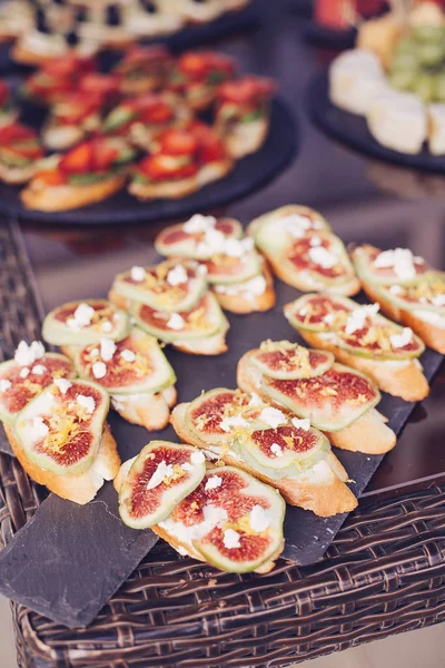 Farklı atıştırmalıklar ve aperatiflerle servis masası. — Stok fotoğraf