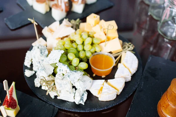 Placa de queso: Emmental, queso Camembert, queso azul con uva — Foto de Stock