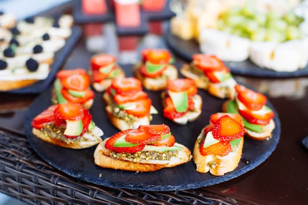 Mesa de banquete de catering con diferentes aperitivos y aperitivos —  Fotos de Stock