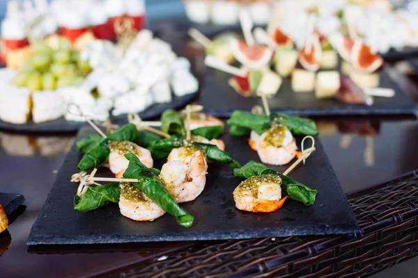 Catering Banketttisch mit verschiedenen Snacks und Vorspeisen — Stockfoto