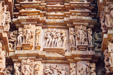 Khajuraho, Hindistan'da ünlü erotik Tapınağı'nda antik kısma.