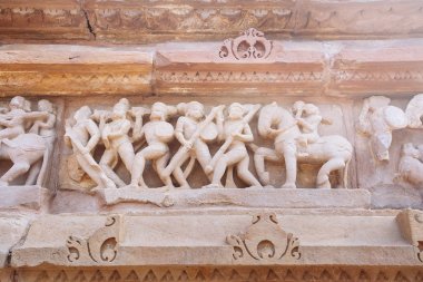Khajuraho, Hindistan'da ünlü erotik Tapınağı'nda antik kısma.
