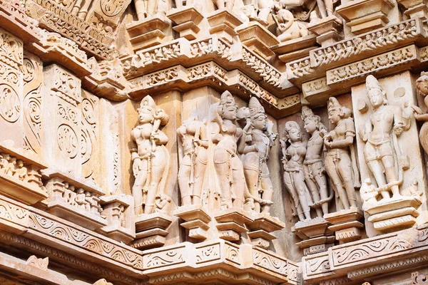 Antico bassorilievo nel famoso tempio erotico di Khajuraho, India . — Foto Stock