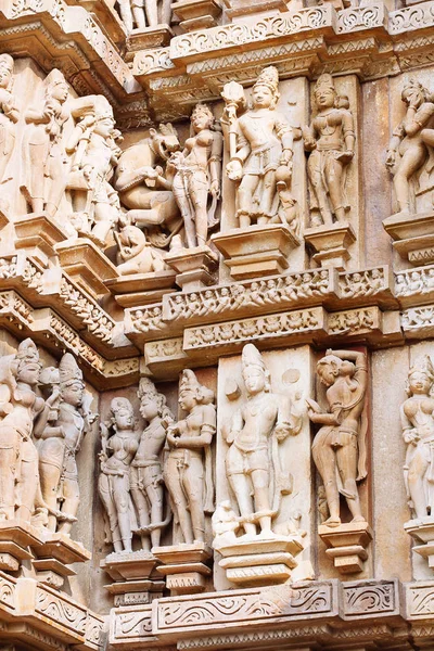 Antiguo bajorrelieve en el famoso templo erótico en Khajuraho, India . — Foto de Stock