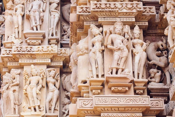 Antiguo bajorrelieve en el famoso templo erótico en Khajuraho, India . — Foto de Stock