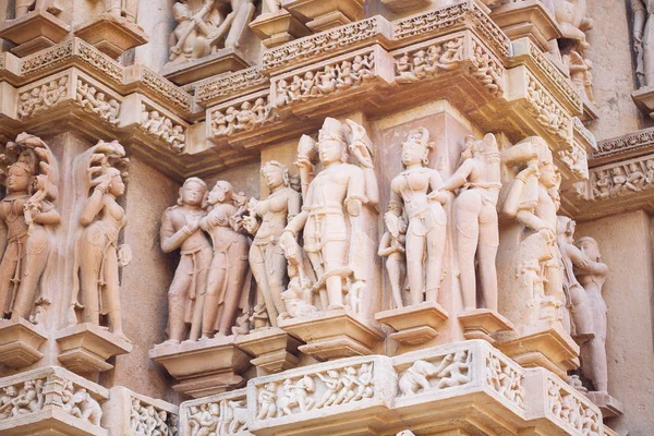 Antico bassorilievo nel famoso tempio erotico di Khajuraho, India . — Foto Stock