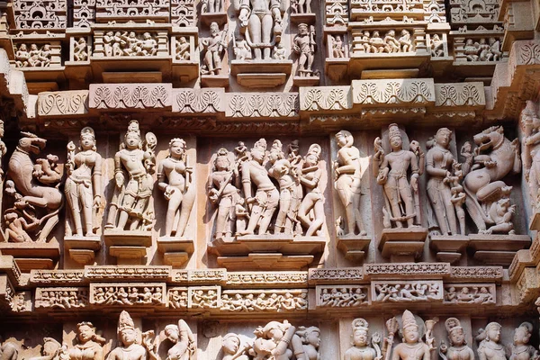 Antiguo bajorrelieve en el famoso templo erótico en Khajuraho, India . — Foto de Stock