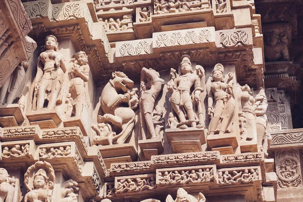 Antikes Basrelief am berühmten erotischen Tempel in Khajuraho, Indien. — Stockfoto