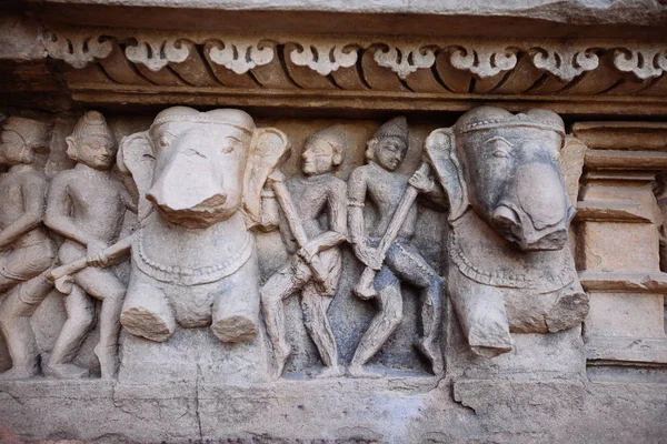 Antika basrelief vid berömda erotiska tempel i Khajuraho, Indien. — Stockfoto