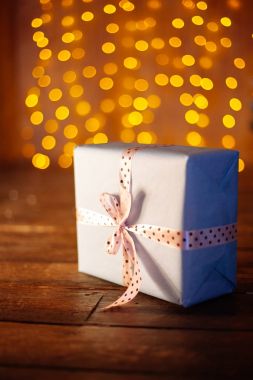 Dekoratif xmas şeritler ile Noel hediyeleri 