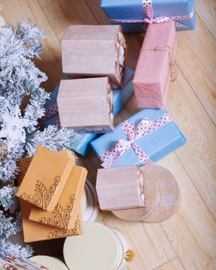 Dekoratif xmas şeritler ile Noel hediyeleri 