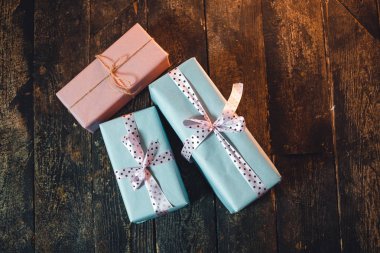 Dekoratif xmas şeritler ile Noel hediyeleri 