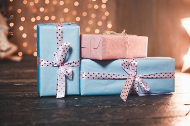 Dekoratif xmas şeritler ile Noel hediyeleri 