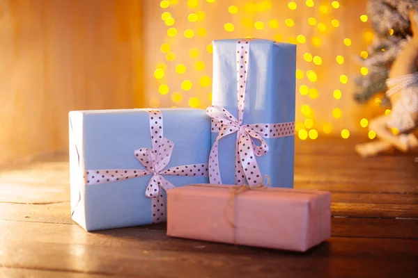 Karácsonyi ajándékokat a díszítő xmas szalagok — Stock Fotó