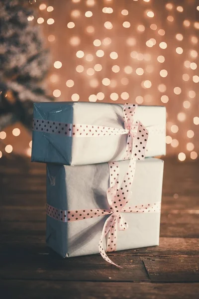 Vánoční dárky s dekorativní vánoční stuhy — Stock fotografie