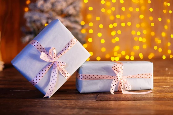 Vánoční dárky s dekorativní vánoční stuhy — Stock fotografie