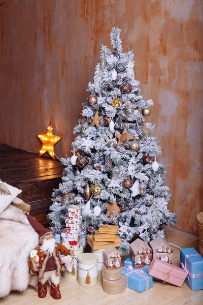 Gedecoreerde kerstboom. — Stockfoto