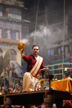 Varanasi, Hindistan-23 Ocak 2017: A Hindu rahip gerçekleştirir G