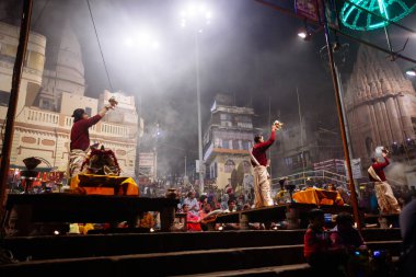 Varanasi, Hindistan-23 Ocak 2017: A Hindu rahip gerçekleştirir G