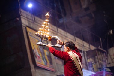 Varanasi, Hindistan-23 Ocak 2017: A Hindu rahip gerçekleştirir G