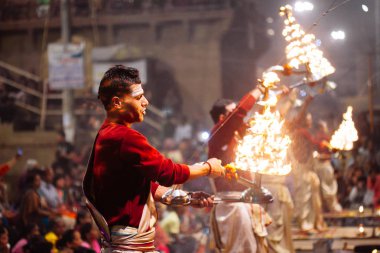 Varanasi, Hindistan-23 Ocak 2017: A Hindu rahip gerçekleştirir G