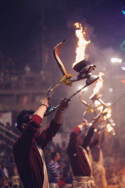 Varanasi, Hindistan-23 Ocak 2017: A Hindu rahip gerçekleştirir G