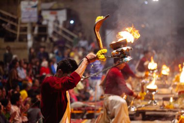 Varanasi, Hindistan-23 Ocak 2017: A Hindu rahip gerçekleştirir