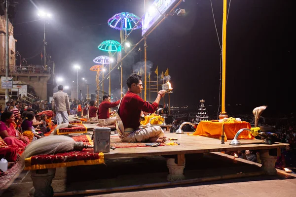 VARANASI, INDIA- 23 JANUARY 2017 : A Hindu priest performs the G — Stock Photo, Image