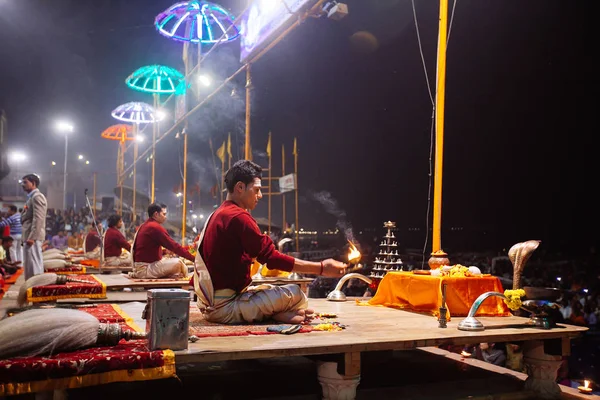 VARANASI, ÍNDIA - 23 DE JANEIRO DE 2017: Um sacerdote hindu realiza o G — Fotografia de Stock