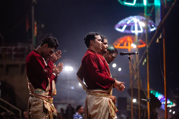 VARANASI, INDIA- 23 ЯНВАРЬ 2017: Индуистский священник исполняет G — стоковое фото