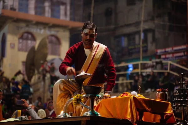 VARANASI, INDIA- 23 ENERO 2017: Un sacerdote hindú realiza el G —  Fotos de Stock