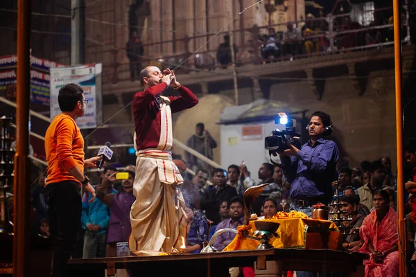 VARANASI, INDIA- 23 GENNAIO 2017: Un sacerdote indù compie la G — Foto Stock