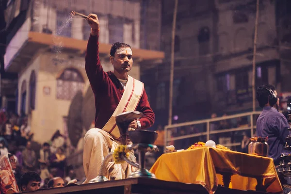 VARANASI, ÍNDIA - 23 DE JANEIRO DE 2017: Um sacerdote hindu realiza o G — Fotografia de Stock