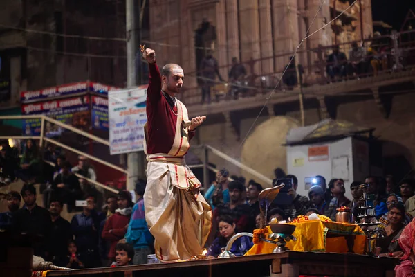 VARANASI, ÍNDIA - 23 DE JANEIRO DE 2017: Um sacerdote hindu realiza o G — Fotografia de Stock