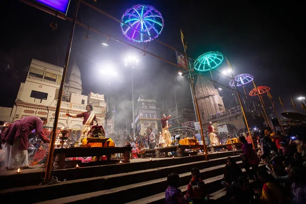 VARANASI, ÍNDIA - 23 DE JANEIRO DE 2017: Um sacerdote hindu realiza o G — Fotografia de Stock