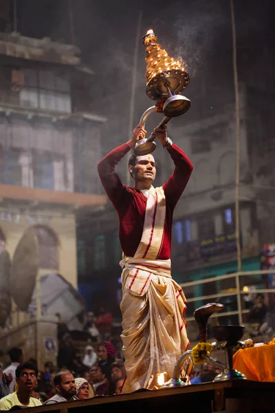 VARANASI, INDIA- 23 ЯНВАРЬ 2017: Индуистский священник исполняет G — стоковое фото