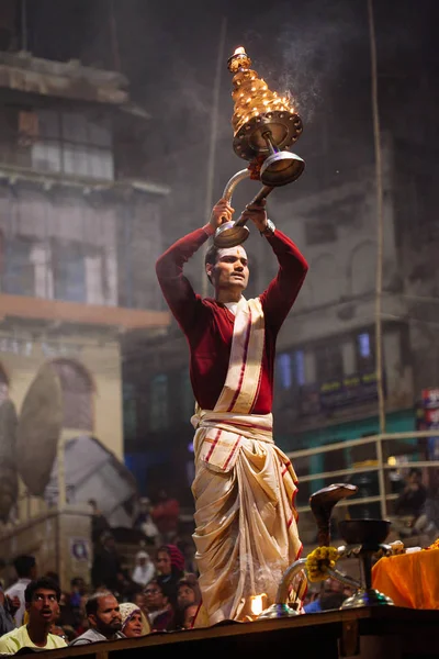 VARANASI, ÍNDIA - 23 DE JANEIRO DE 2017: Um sacerdote hindu realiza o G — Fotografia de Stock