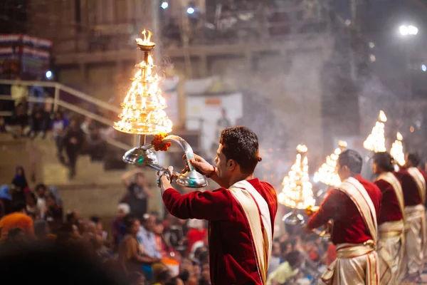 VARANASI, INDIA- 23 JANUARY 2017 : A Hindu priest performs the G — Stock Photo, Image