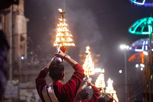 Varanasi, Hindistan-23 Ocak 2017: A Hindu rahip gerçekleştirir G