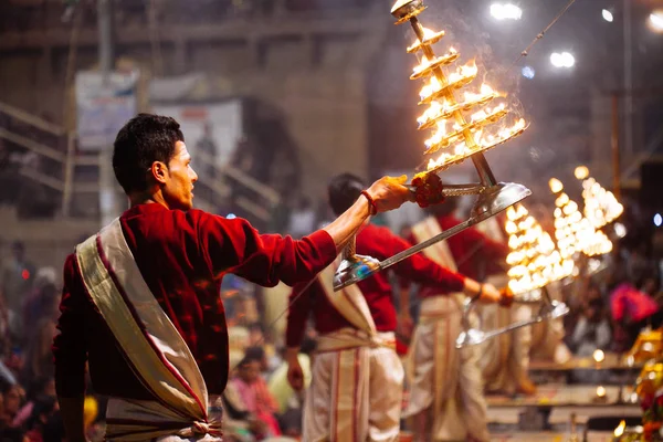 VARANASI, INDIA- 23 JANUARY 2017 : A Hindu priest performs the G — Stock Photo, Image