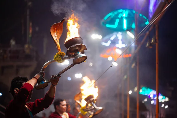 Varanasi, Hindistan-23 Ocak 2017: A Hindu rahip gerçekleştirir 