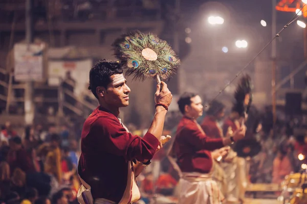 VARANASI, INDIA- 23 GENNAIO 2017: Un sacerdote indù si esibisce — Foto Stock