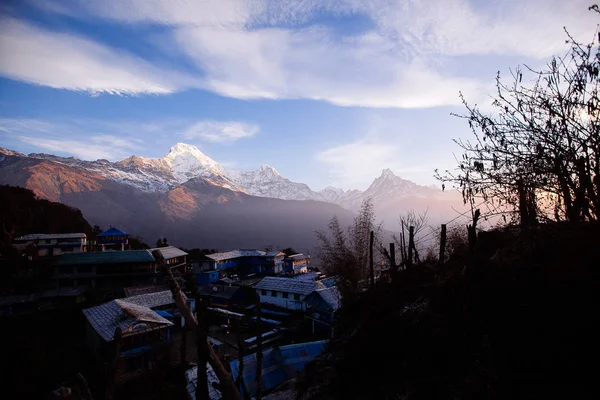 Pueblo Tadapani. Montañas del área de Annapurna en el Himalaya de N — Foto de Stock