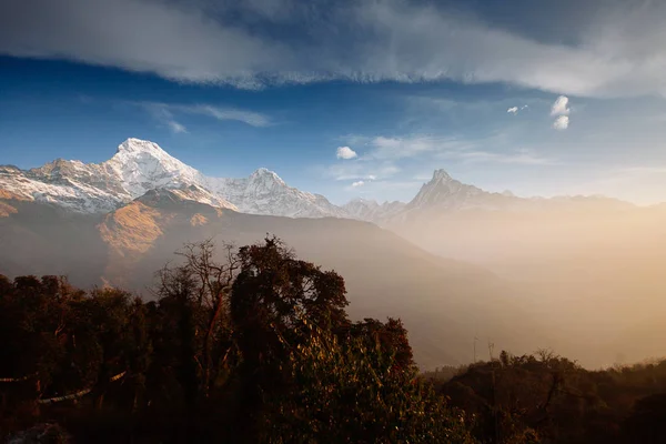 Annapurna oblasti hor v Nepálu Himálaje — Stock fotografie