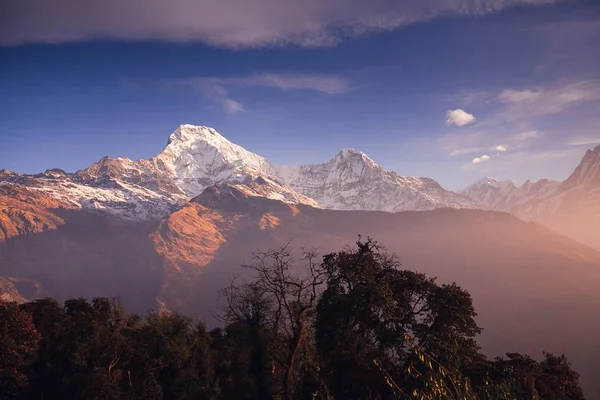 Annapurna oblasti hor v Nepálu Himálaje — Stock fotografie